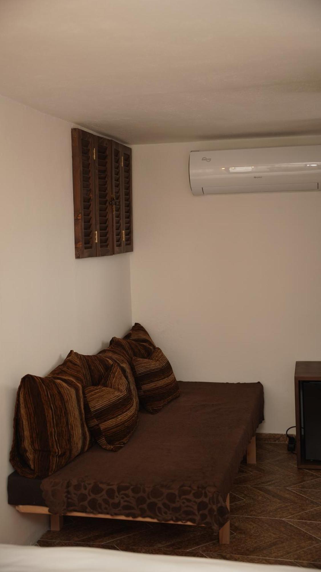 Relax Inn Корча Екстериор снимка