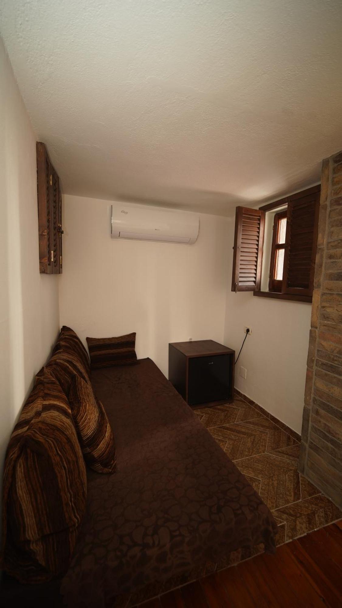 Relax Inn Корча Екстериор снимка