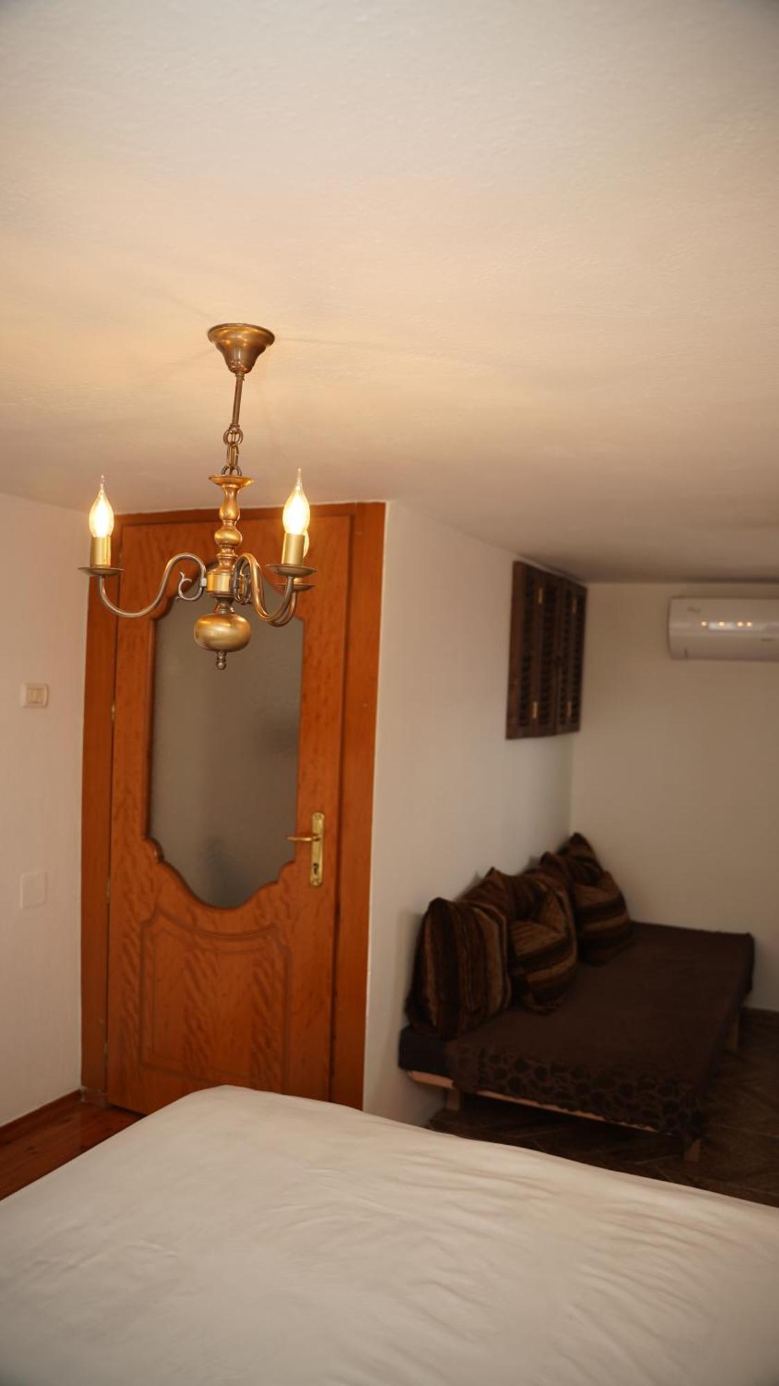 Relax Inn Корча Екстериор снимка